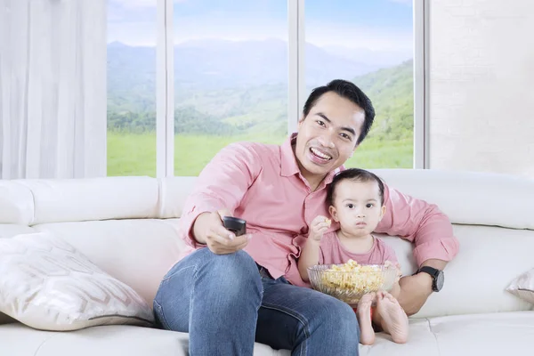 Küçük kızı ve babası tv izlerken — Stok fotoğraf