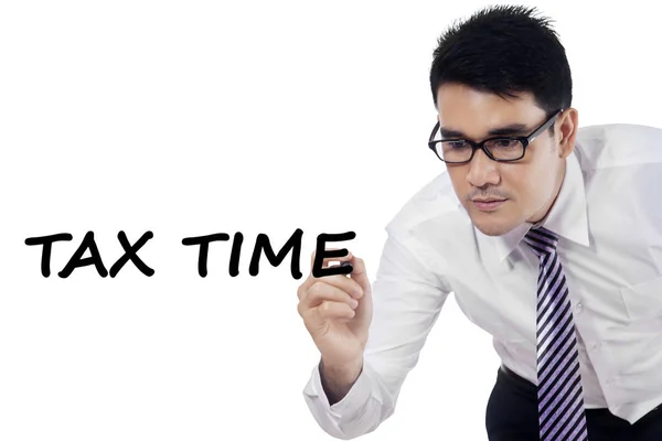 Erkek girişimci vergi zamanı beyaz tahta üzerinde yazıyor. — Stok fotoğraf