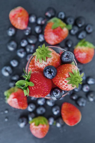Смешанные ягоды в миске — стоковое фото
