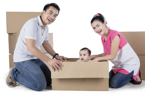 Padres y lindo niño jugando con caja — Foto de Stock