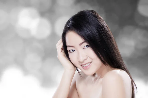 Pretty model smiling with blur background — Stock Photo, Image