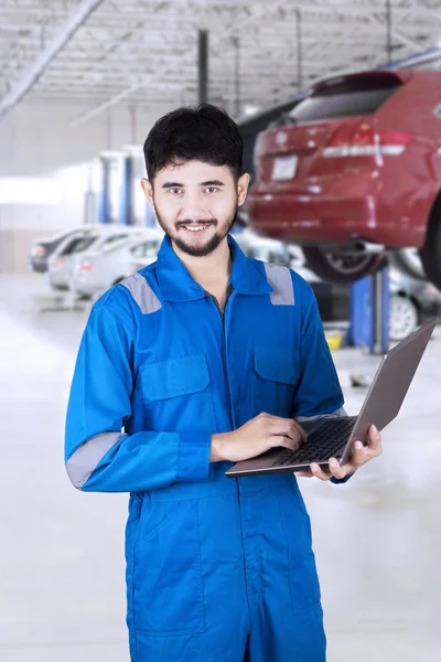 Professionele monteur uitvoering van laptop — Stockfoto