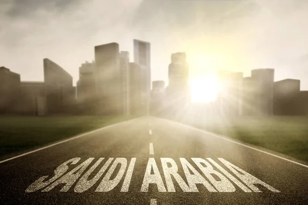 Arábia Saudita palavra em estrada vazia — Fotografia de Stock