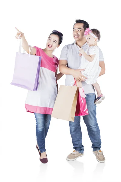 Sorridente famiglia shopping insieme — Foto Stock
