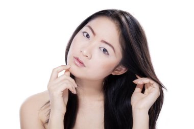 Stüdyoda poz veren genç bir model 