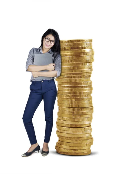 Mulher sorridente apoiada em moedas — Fotografia de Stock
