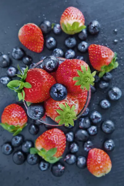 Jordgubb och blåbär i skål till efterrätt — Stockfoto