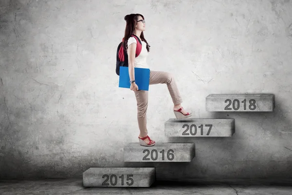 Studentin geht auf Treppe auf 2017 zu — Stockfoto