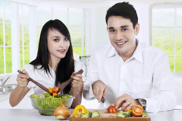 Casal vegetariano preparando alimentos saudáveis — Fotografia de Stock