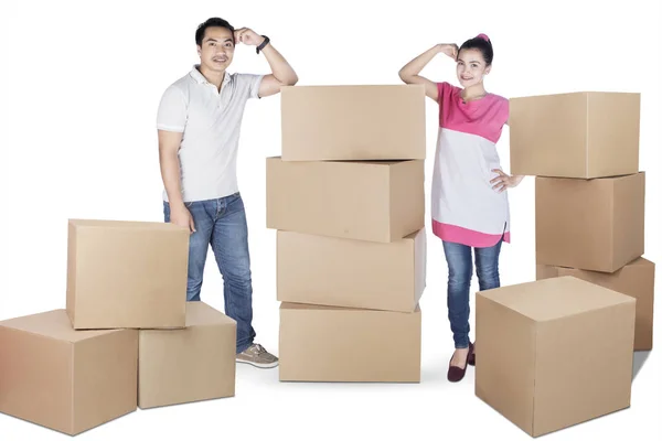 Wife and husband standing besides box — Stock Photo, Image