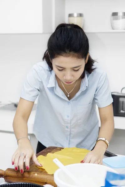 Fru som förbereder för äppelpaj — Stockfoto