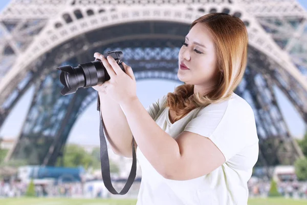 Mujer tomando fotos en la Torre Eiffel —  Fotos de Stock
