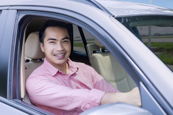 Młody biznesmen jazdy samochodem — Zdjęcie stockowe