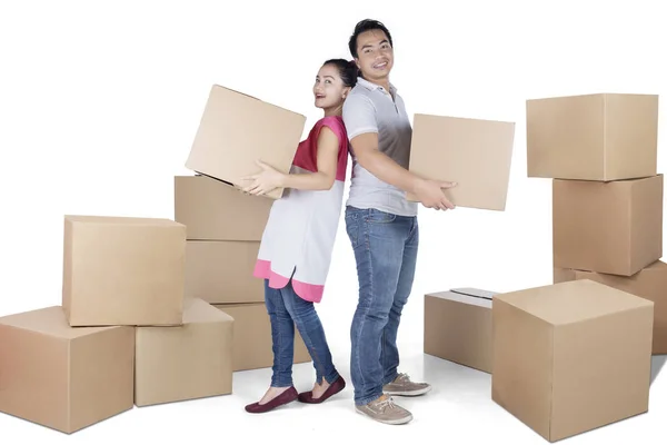 Young woman and man carry box — Stock Photo, Image