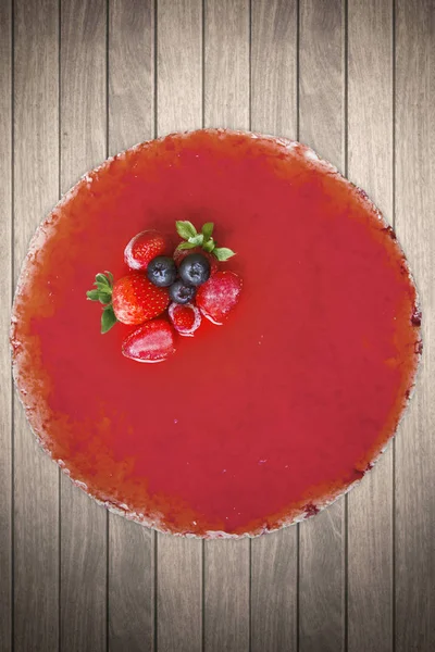 Gâteau délicieux aux baies et gelée sur la table — Photo