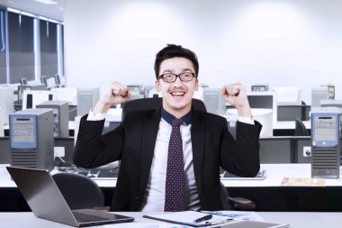 Arap işadamı işyerinde başarı kutluyor