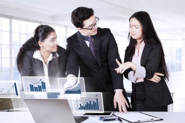 İş adamları mali istatistikleri tartışıyor