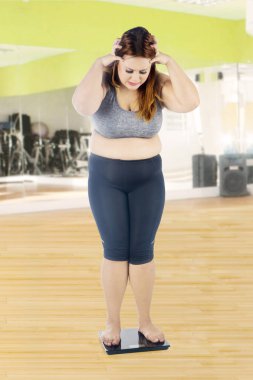 Obez kadın görünümlü ağırlık ölçek 