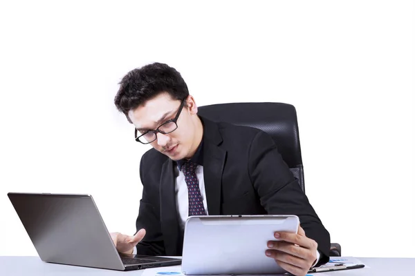 Empresário árabe está usando laptop e tablet digital — Fotografia de Stock