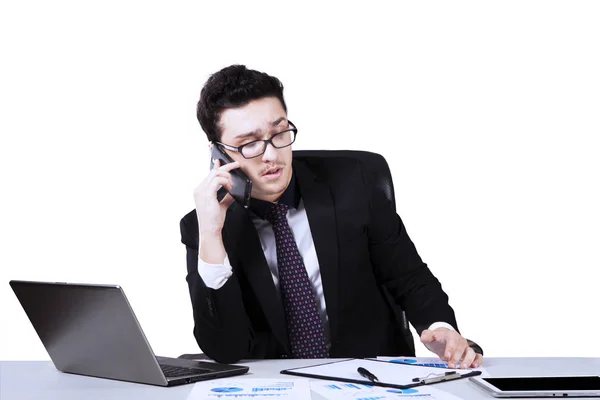 Uomo d'affari che lavora con telefono cellulare e laptop — Foto Stock