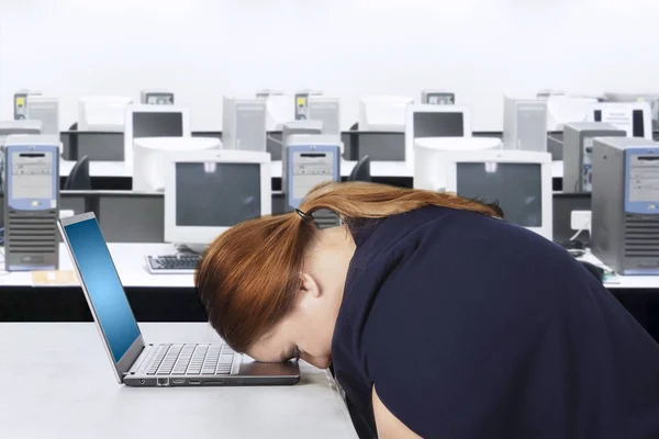 Bizneswoman wygląda zmęczony w biurze — Zdjęcie stockowe