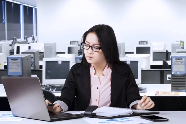 Geschäftsfrau tippt im Büro auf Laptop — Stockfoto