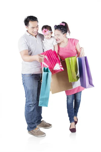 Famiglia allegra alla ricerca di shopping bag — Foto Stock