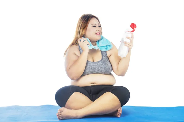 Fat woman holding bottle — Stock Photo, Image