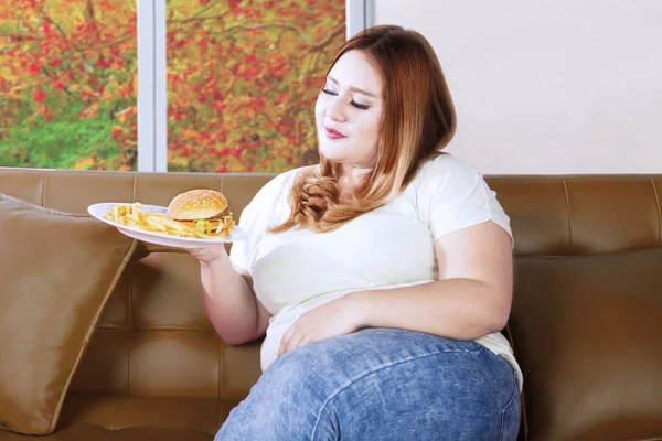 Mujer gorda parece confundida para comer —  Fotos de Stock