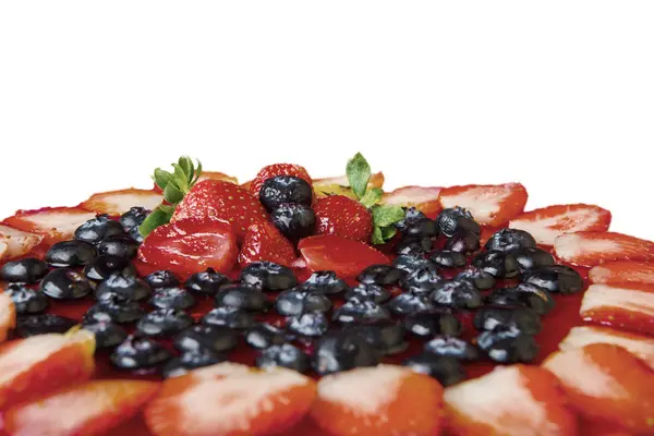 Hausgemachter Kuchen mit Gelee und Beeren verziert — Stockfoto