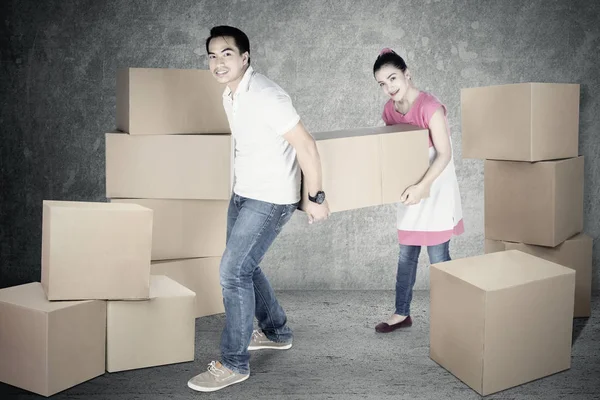 Mann und Frau ziehen Box zusammen — Stockfoto