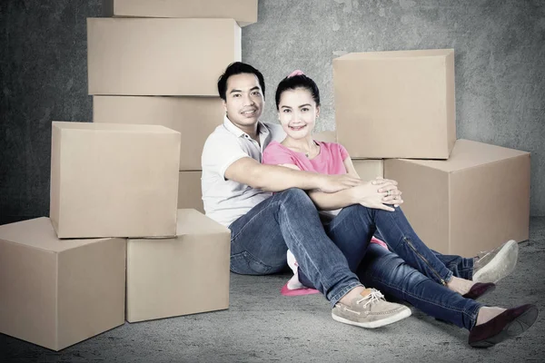 Husband and wife sit on the floor — Stock Photo, Image