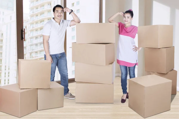 Husband and wife standing with boxes — Stock Photo, Image