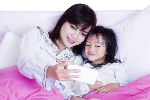 Piccola figlia e madre scattare foto selfie — Foto Stock