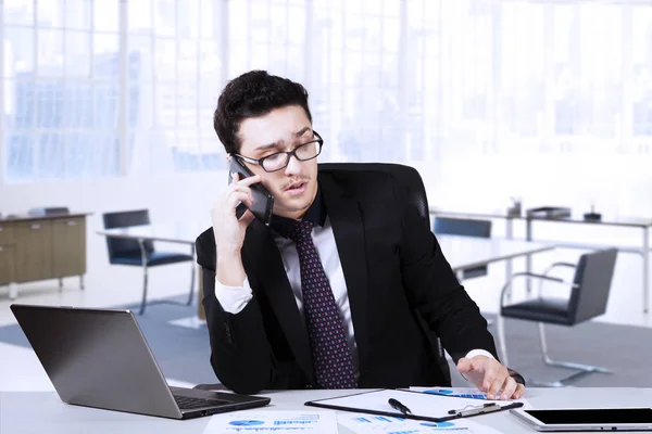 Empresario masculino explicando informe en un teléfono móvil —  Fotos de Stock