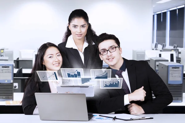 Multiraciale business team kijkt succes — Stockfoto
