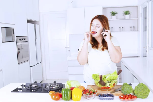 Mulher obesa com salada e telefone celular — Fotografia de Stock