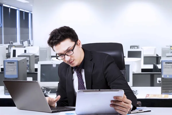 Homme d'affaires sérieux travaillant dans le bureau — Photo