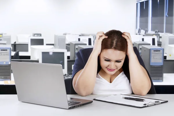 Une femme stressante tient sa tête au bureau — Photo