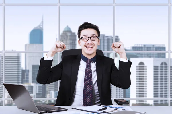 De Arabische ondernemer succes in kantoor — Stockfoto