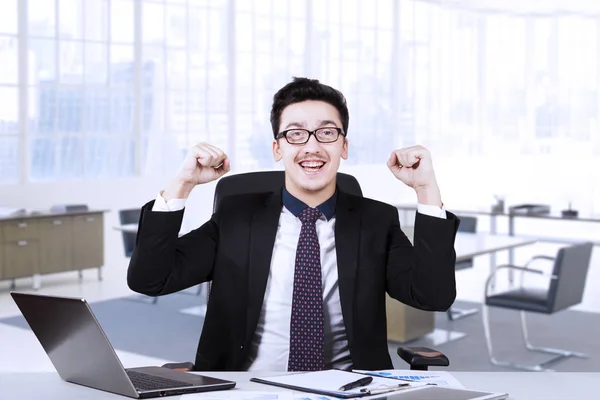 Jonge Arabische zakenman met laptop en papierwerk — Stockfoto