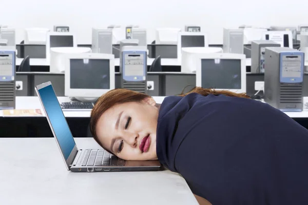 睡在笔记本电脑上的年轻企业家 — 图库照片