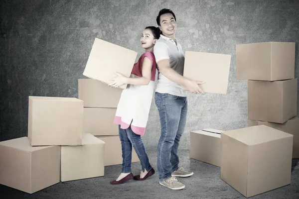 Young man and wife hold box — Stock Photo, Image