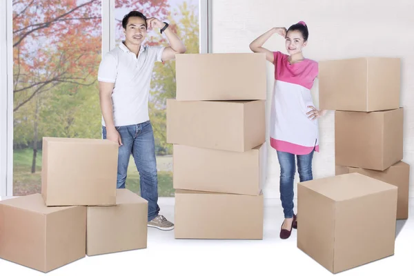 Young man and woman stand with box — Stock Photo, Image