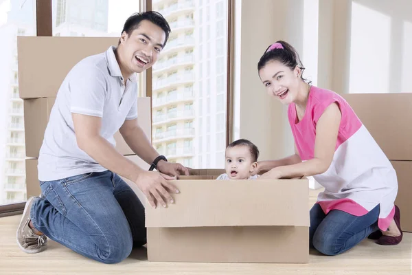 Jonge ouders en kind spelen met vak — Stockfoto