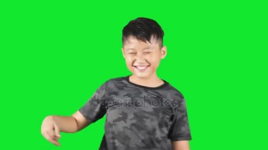  Neşeli çocuk stüdyoda dans