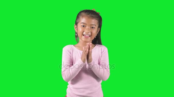 Asiatique petite fille applaudissements mains en studio — Video