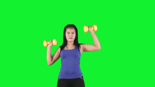 Asiatische Frau Workout mit Hanteln — Stockvideo