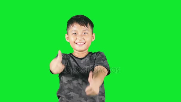 Menino mostra polegares para cima enquanto dança — Vídeo de Stock