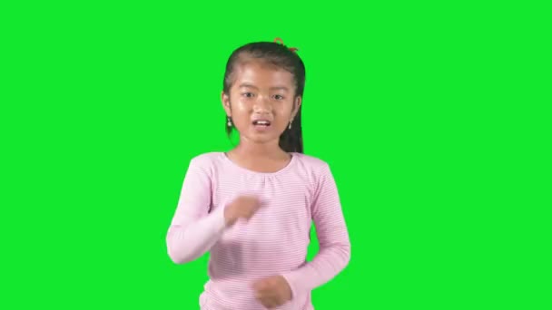 Kind hoesten in studio — Stockvideo